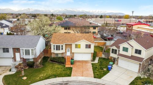 7218 Christalee Ct, Taylorsville UT 84084-7415 exterior