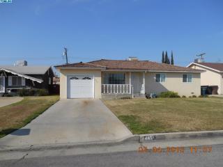 445 Santa Clara St, Tulare, CA 93274-4935