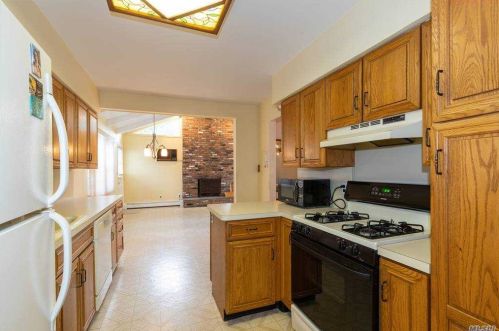 10 Glendale Dr, Huntington Station NY 11747-1237 exterior