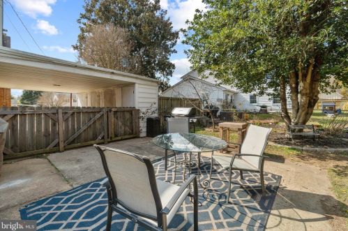 5608 Helmsdale Ln, Alexandria VA 22315-4137 exterior