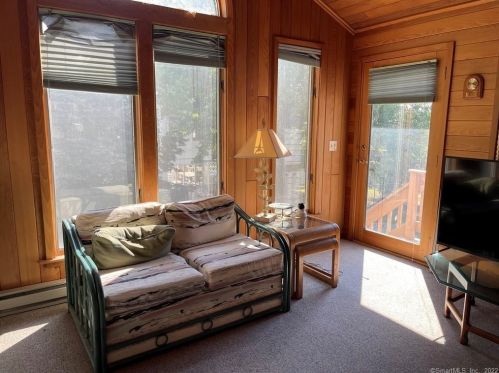 15 Bernardino Ave, Enfield CT 06082-1843 exterior