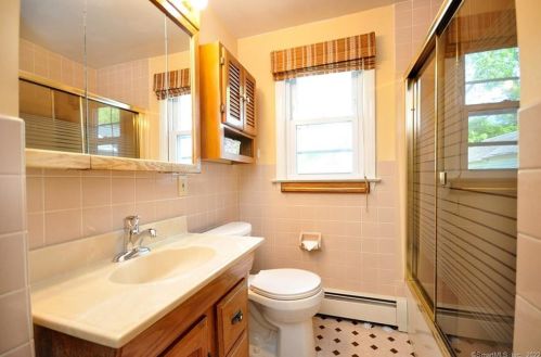 132 Walker St, Manchester CT 06040-4329 exterior