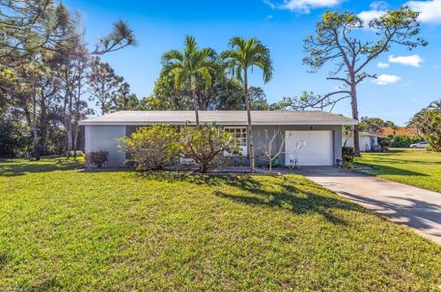 8 Maui Cir, Naples, FL 34112-3722