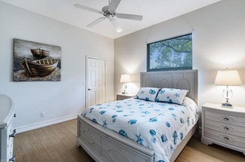 6573 Chestnut Cir, Naples FL 34109-7811 exterior