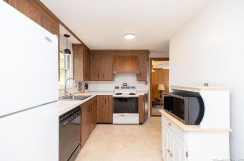 15 Bright St, Enfield CT 06082-5101 exterior