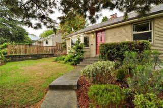 3243 22 Ave, Seattle WA  98199-2306 exterior