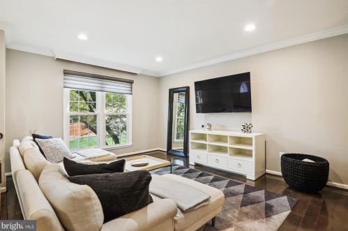 6036 Loganwood Dr, Rockville MD 20852-3459 exterior