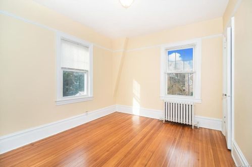 251 239 St, Bronx NY 10470-1811 exterior