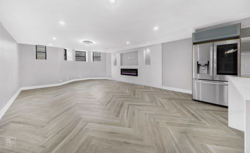 4144 King Dr, Chicago, IL 60653-2374