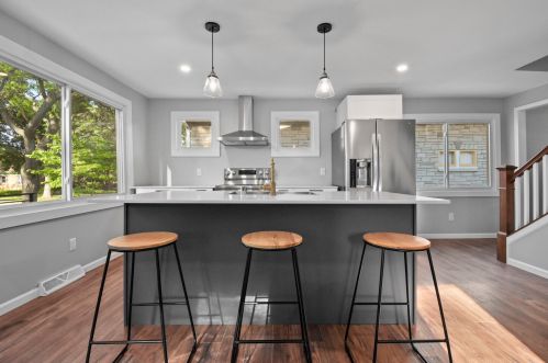 909 Eula Ct, Milwaukee WI  53209-6505 exterior