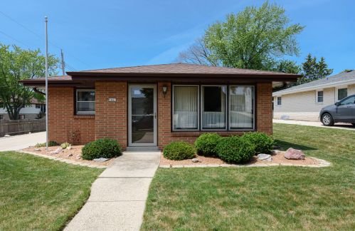 5667 29th St, Milwaukee, WI 53221-4132