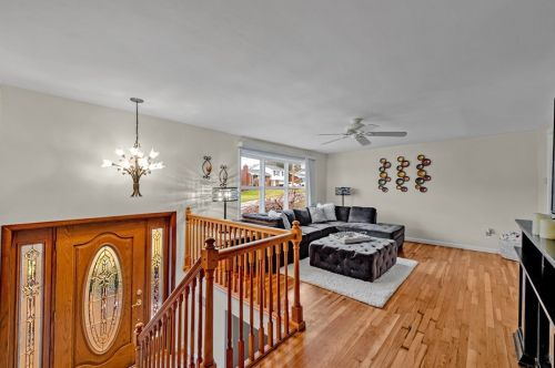 643 Presque Isle Dr, Pittsburgh, PA 15239-2636