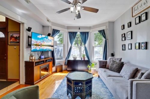 4214 Bernard St, Chicago IL 60618-1104 exterior