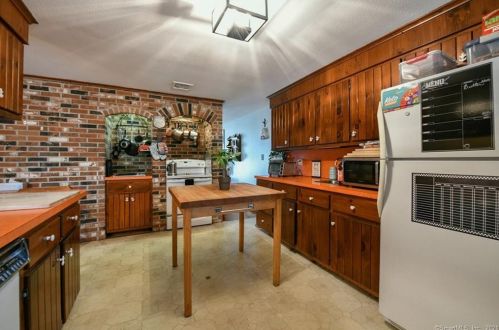 9 Hamilton Ct, Enfield CT 06082-3910 exterior