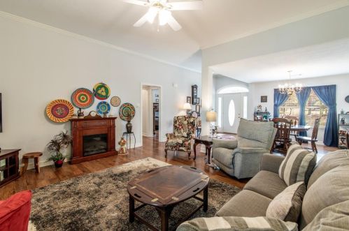 6 Briar Mdw, Huntsville TX 77320-1950 exterior