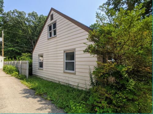 5860 42nd St, Milwaukee, WI 53221-3928