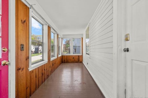 46 Glenwood St, Manchester CT  06040-6142 exterior