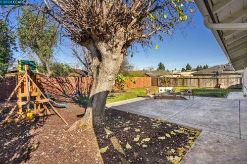106 Doris Dr, Concord CA  94523-2915 exterior