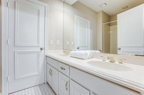 17916 Castle Bnd Dr, Dallas TX 75287-6800 exterior