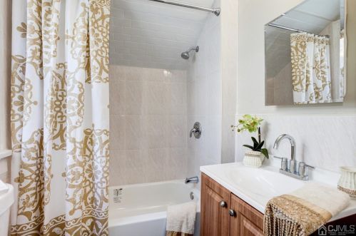 42 Loring Ave, Edison NJ  08817-4412 exterior