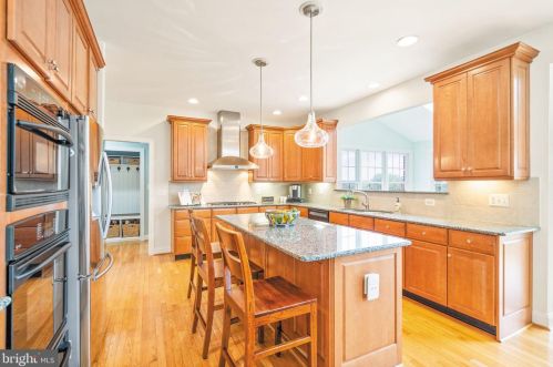 17675 Tobermory Pl, Leesburg VA 20175-7053 exterior