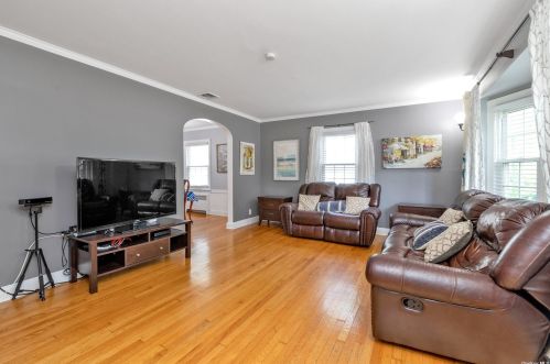 10 Lake Dr, Valley Stream, NY 11580-3321