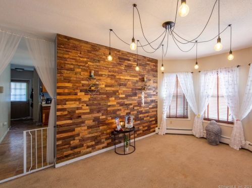 28 Hollister St, Manchester CT 06042-3532 exterior