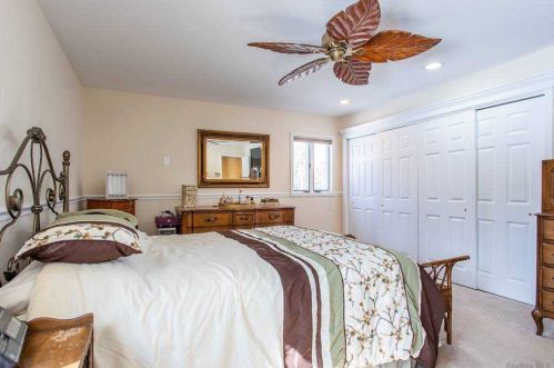 6 Gables Ct, Huntington Station NY 11746-4852 exterior