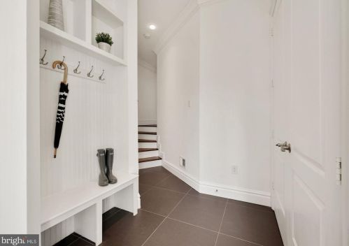 9318 Cranford Dr, Rockville MD 20854-2231 exterior