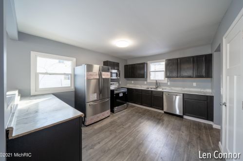 1921 Douglas Ave, Kalamazoo MI 49007-1638 exterior