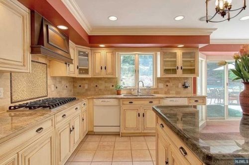 36 Saddle River Rd, Upper Saddle River NJ  07458-3205 exterior