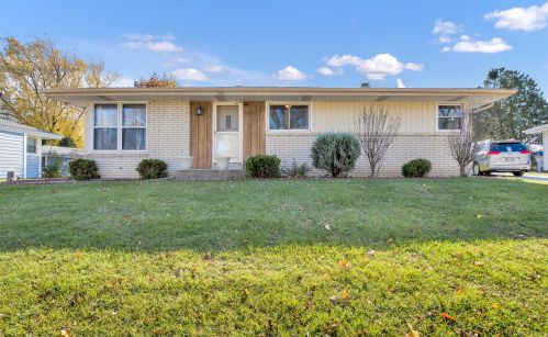 641 Maplewood Ct, Milwaukee, WI 53221-4433