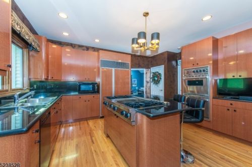 18 Rosewood Ln, Parsippany NJ 07834-3801 exterior