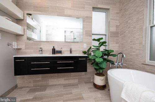 833 Bainbridge St, Philadelphia PA  19147-2009 exterior