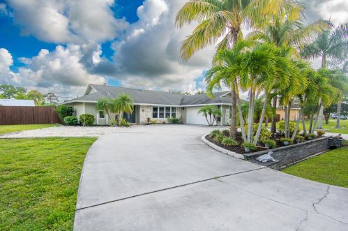 2471 Shell Ave, Fort Pierce FL  34952-6857 exterior