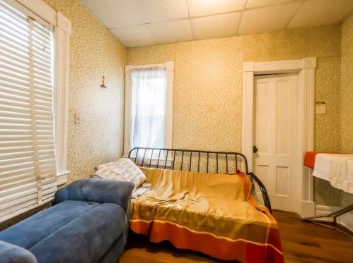 24 Cleveland St, Springfield MA  01104-2402 exterior