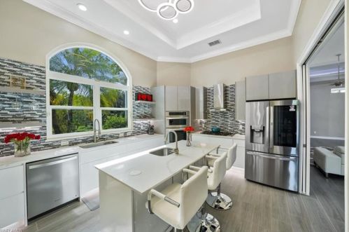 4055 1 Ave, Naples FL 34102-5905 exterior