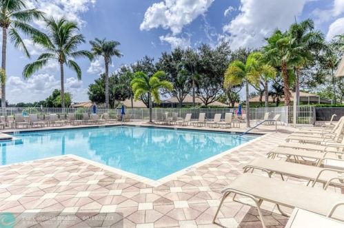 7948 Lando Ave, Boynton Beach FL 33437-6359 exterior