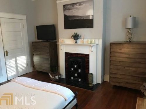 1528 Cambridge Ave, Atlanta GA 30337-2110 exterior