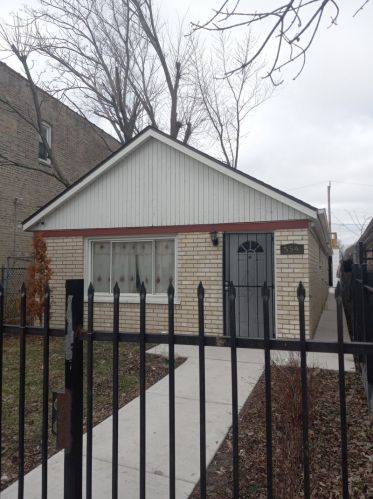 554 Avers Ave, Chicago IL  60624-1103 exterior