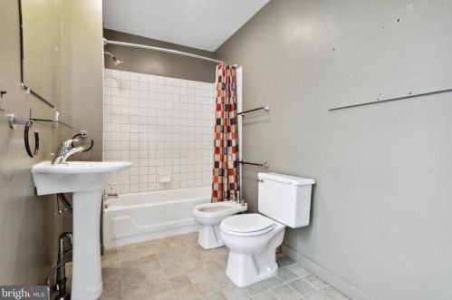 730 Bainbridge St, Philadelphia PA 19146-1807 exterior