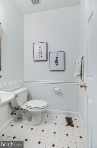 213 Creek Valley Ln, Rockville MD  20850-5603 exterior