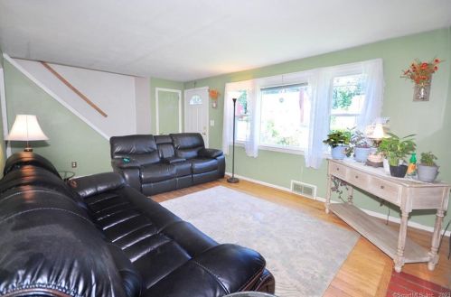 81 White St, Manchester CT 06042-3127 exterior