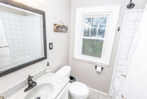 8415 Fox Croft Ln, Milwaukee WI 53217-2226 exterior