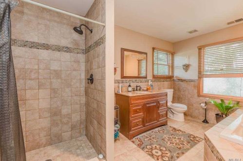 1370 Walnut Ave, Bohemia NY 11716-2110 exterior