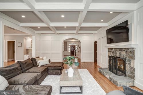 8503 Country Club Dr, Bethesda MD 20817-4579 exterior