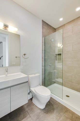 450 Oak St, Chicago IL 60610-7298 exterior