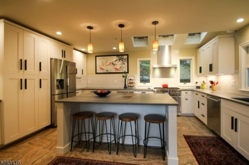 7 Elba Ave, Hopatcong NJ  07843-1807 exterior