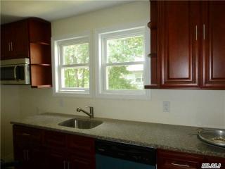 50 Edgeworth St, Valley Stream NY  11581-3219 exterior