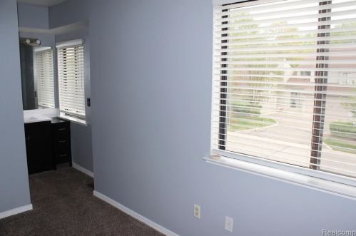 627 Ashley Cir, Rochester MI 48307-4593 exterior